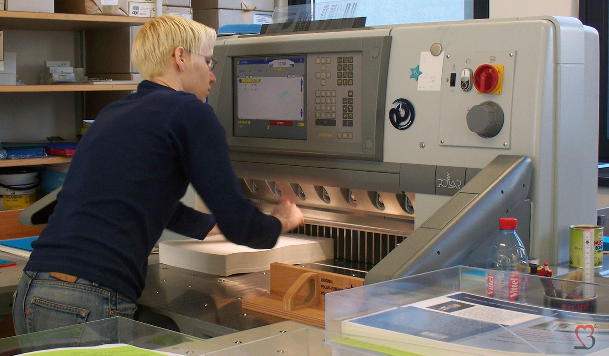 arbeiterin-beim-blattschneiden-blattschnittmaschine-polar