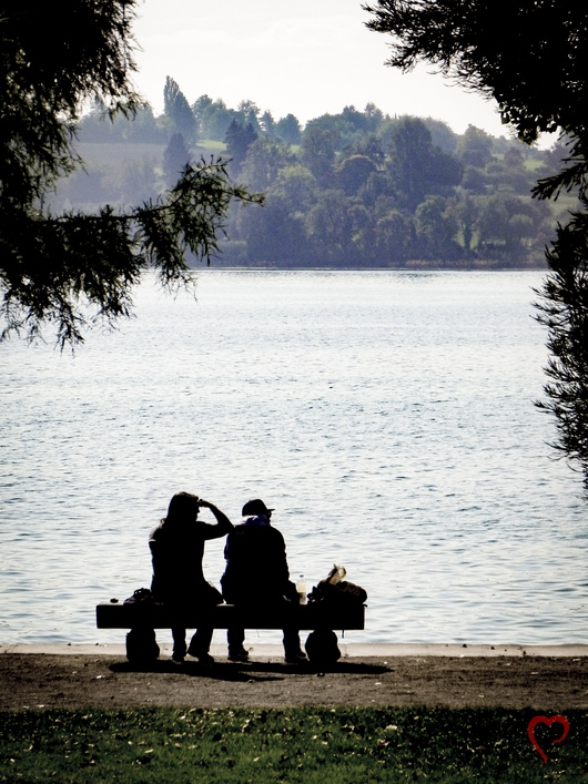 ausruhen auf der Bank am See