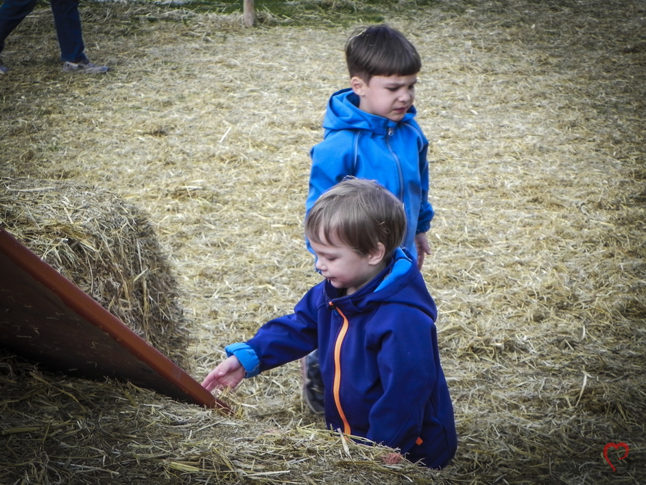 im Stroh spielen