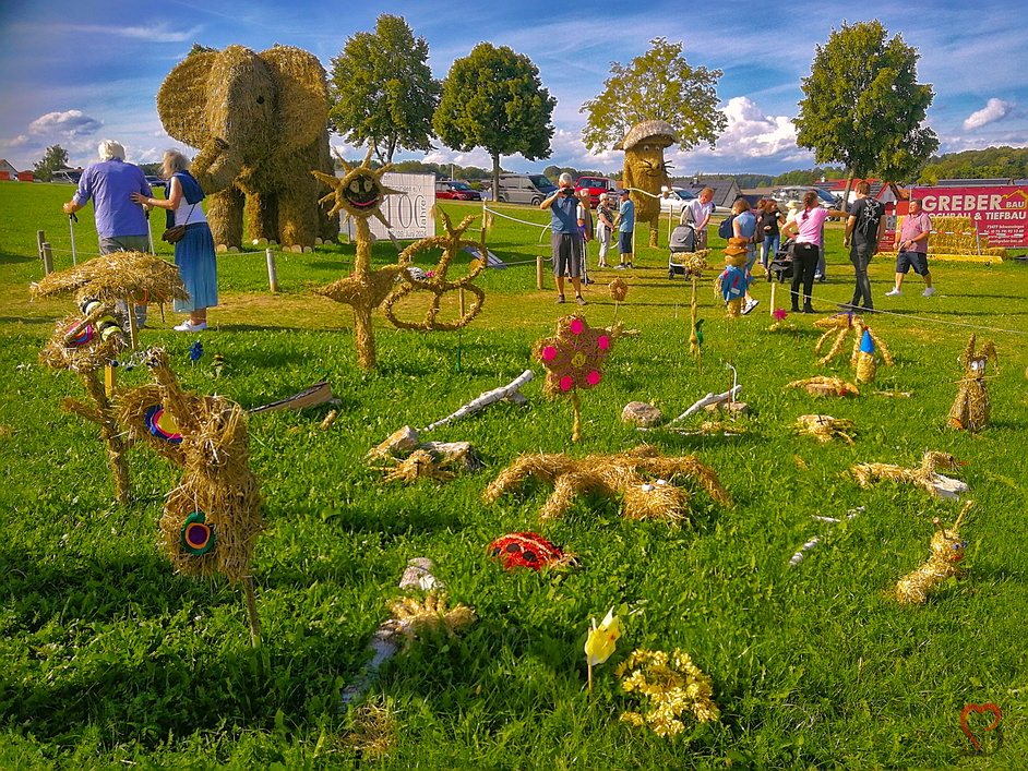 Strohfiguren im Strohpark
