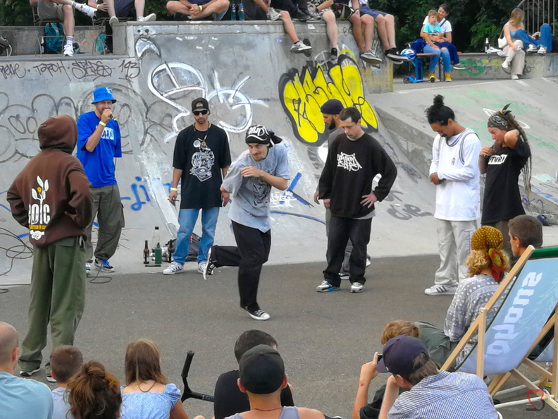 Breakdance B-Boy und B-Girl Battle Wettkampf im Skaterpark Tuttlingen. 50 Jahre HipHop Celebration mit Concert, Beatmaker, Graffitti Walls und Breakdance Session im Skaterpark, Bahnhof Abteil 42 und Kulturkasten. Ermöglicht durch Kukav, Krekpek und LBBW. IMG_20230902_181836.jpg