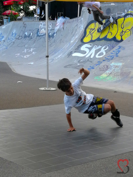 B-Boy Leonard beim Breakdancen im Skaterpark Tuttlingen. 50 Jahre HipHop Celebration mit Concert, Beatmaker, Graffitti Walls und Breakdance Session im Skaterpark, Bahnhof Abteil 42 und Kulturkasten. Ermöglicht durch Kukav, Krekpek und LBBW. IMG_20230902_191327.jpg