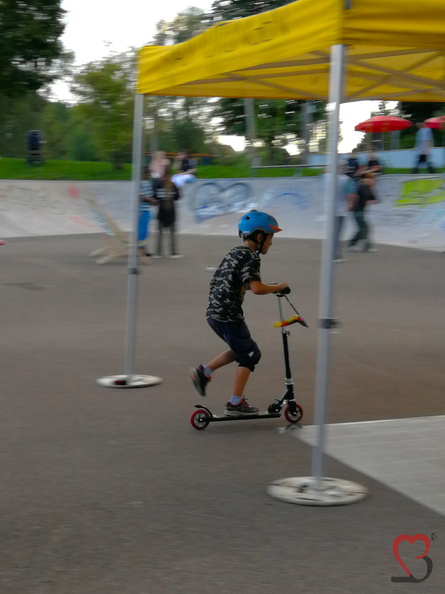 Lukas am Skateroller fahren im Skaterpark Tuttlingen. 50 Jahre HipHop Celebration mit Concert, Beatmaker, Graffitti Walls und Breakdance Session im Skaterpark, Bahnhof Abteil 42 und Kulturkasten. Ermöglicht durch Kukav, Krekpek und LBBW. IMG_20230902_191348.jpg