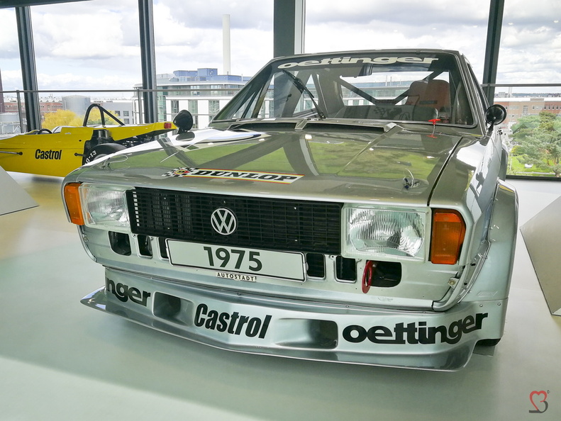 Die Autostadt in Wolfsburg Niedersachsen mit hauseigenen Volkswagen Modellen von der Entstehung bis zu modernen Elektrofahrzeugen sowie eine Vielzahl alter Oldtimer und Rennautos. wolfsburg-autostadt-fahrzeug-museum-IMG_20230413_124336.jpg