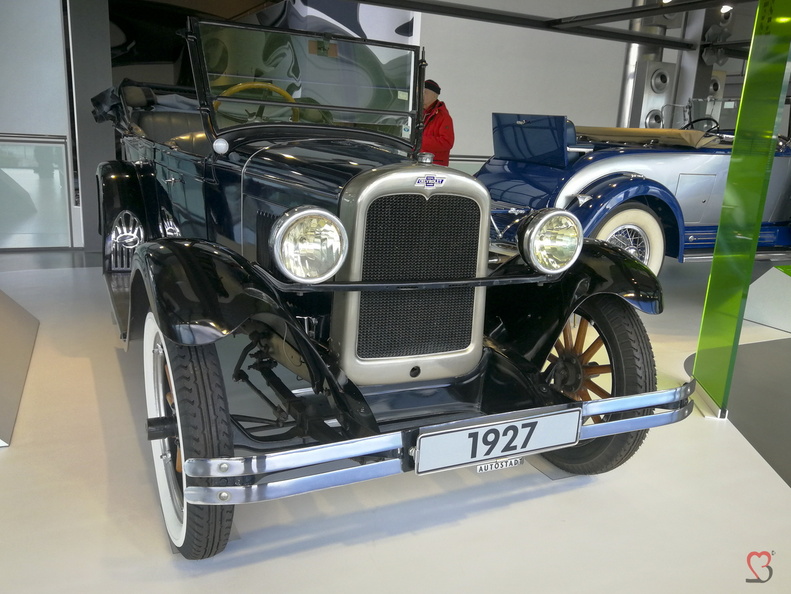 Die Autostadt in Wolfsburg Niedersachsen mit hauseigenen Volkswagen Modellen von der Entstehung bis zu modernen Elektrofahrzeugen sowie eine Vielzahl alter Oldtimer und Rennautos. wolfsburg-autostadt-fahrzeug-museum-IMG_20230413_124933.jpg