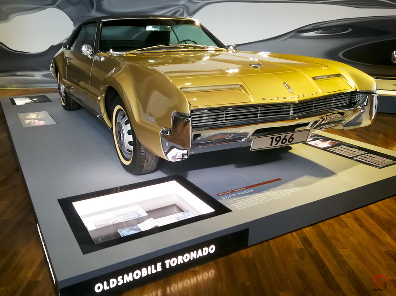 Oldsmobile Toronado in der Autostadt in Wolfsburg Niedersachsen mit hauseigenen Volkswagen Modellen von der Entstehung bis zu modernen Elektrofahrzeugen sowie eine Vielzahl alter Oldtimer und Rennautos. wolfsburg-autostadt-fahrzeug-museum-IMG_20230413_125255.jpg