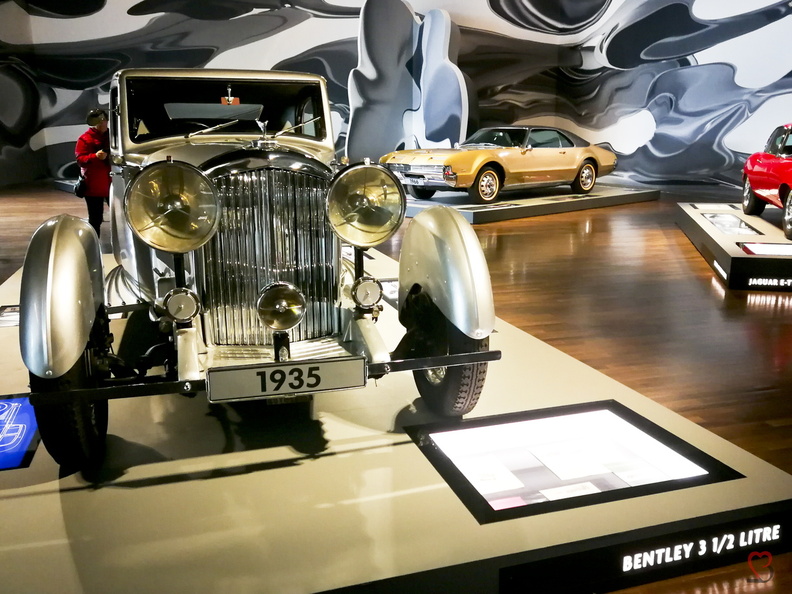 Die Autostadt in Wolfsburg Niedersachsen mit hauseigenen Volkswagen Modellen von der Entstehung bis zu modernen Elektrofahrzeugen sowie eine Vielzahl alter Oldtimer und Rennautos. wolfsburg-autostadt-fahrzeug-museum-IMG_20230413_125354.jpg