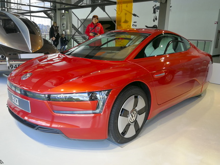 VW Fahrzeug Museum Autostadt Wolfsburg -- VW in der Autostadt in Wolfsburg Niedersachsen mit hauseigenen Volkswagen Modellen von der Entstehung bis zu modernen Elektrofahrzeugen sowie eine Vielzahl alter Oldtimer und Rennautos.
