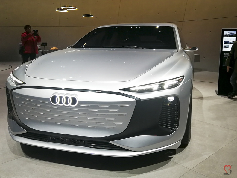 Audi in der Autostadt in Wolfsburg Niedersachsen mit hauseigenen Volkswagen Modellen von der Entstehung bis zu modernen Elektrofahrzeugen sowie eine Vielzahl alter Oldtimer und Rennautos. wolfsburg-autostadt-fahrzeug-museum-IMG_20230413_140924.jpg