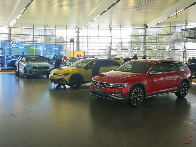 Die Autostadt in Wolfsburg Niedersachsen mit hauseigenen Volkswagen Modellen von der Entstehung bis zu modernen Elektrofahrzeugen sowie eine Vielzahl alter Oldtimer und Rennautos. wolfsburg-autostadt-fahrzeug-museum-IMG_20230413_152711.jpg