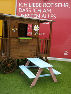 Fahrzeug Museum Autostadt Wolfsburg -- Die Autostadt in Wolfsburg Niedersachsen mit hauseigenen Volkswagen Modellen von der Entstehung bis zu modernen Elektrofahrzeugen sowie eine Vielzahl alter Oldtimer und Rennautos.